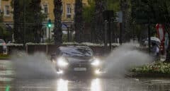 Las intensas lluvias provocan cortes en varias líneas de Metro, problemas en carreteras y desvíos de vuelos en Madrid