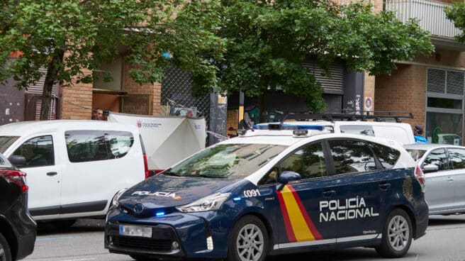 Un fugitivo que intentaba huir de la Policía acaba arrollado por un taxi en Madrid Un coche de policía en una imagen de archivo