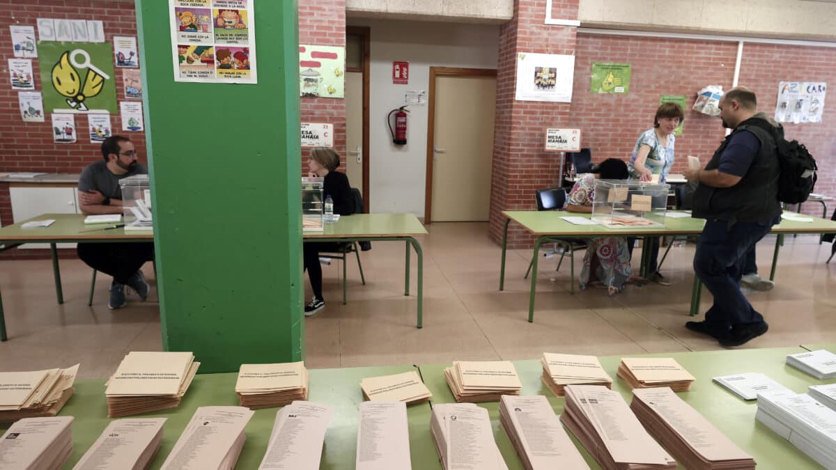 Poca afluencia de gente en un colegio electoral de Pamplona a mediodía de este domingo donde los navarros eligen con sus votos a los candidatos