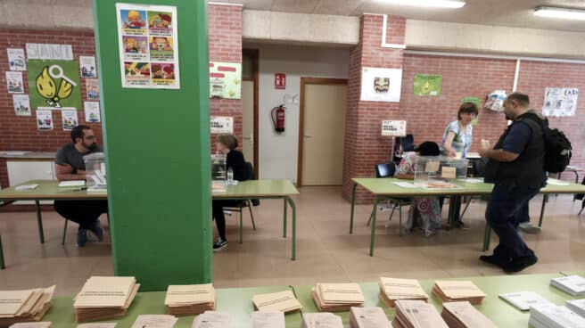 Poca afluencia de gente en un colegio electoral de Pamplona a mediodía de este domingo donde los navarros eligen con sus votos a los candidatos