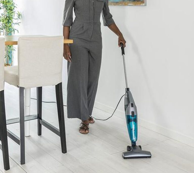 Este es el aspirador vertical de Cecotec más versátil ¡que ahora cuesta menos de 30 euros!