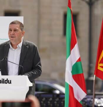 Otegi llama los aficionados de la Real a "llenar de ikurriñas" la [...]