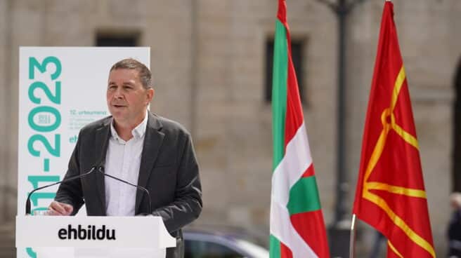 Otegi evita las preguntas de la prensa sobre la inclusión de los condenados de ETA en las listas electorales El coordinador general de EH Bildu, Arnaldo Otegi, interviene durante la celebración del 12º aniversario de la creación de EH Bildu, en el Arenal