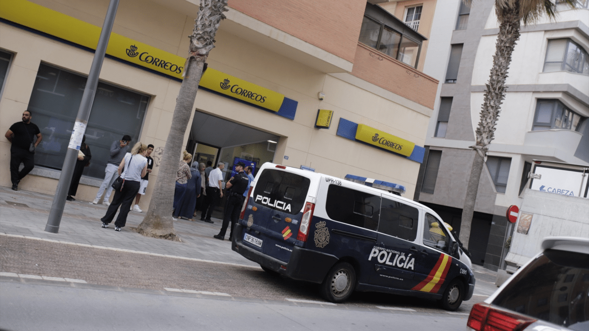 Un furgón policial frente a una oficina de correos, que investigan que pasa en Melilla con los votos por correo