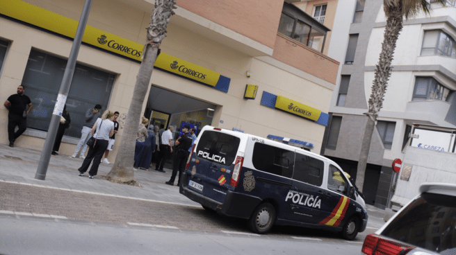 Un furgón policial frente a una oficina de correos, que investigan que pasa en Melilla con los votos por correo