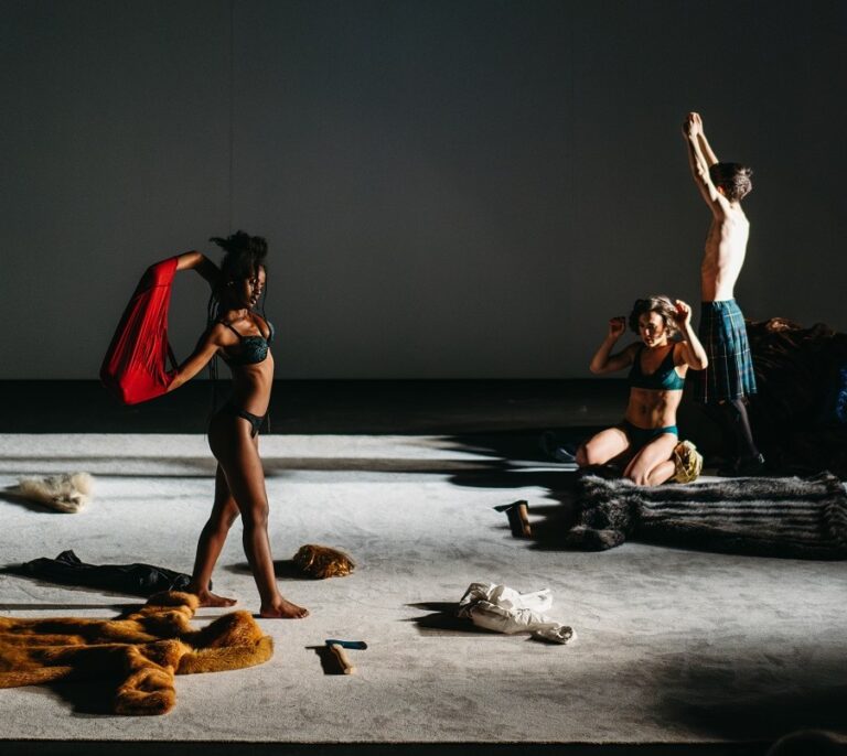 'Cristo está en Tinder': Los dioses también buscan compañía