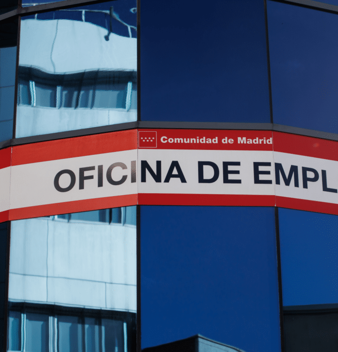 El paro cae por debajo de los 2,5 millones y marca niveles de 2008 gracias al impulso de los servicios