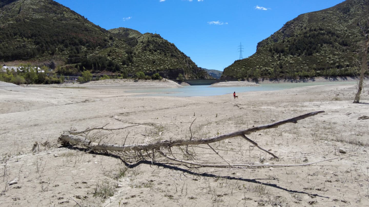 HUESCA (ARAGÓN), 01/05/2023.- Estado del pantano de Arguis, este lunes, a 20 kilómetros de la ciudad de Huesca. El embalse se encuentra al 6 % de su volumen, el uso del agua de este pantano está dedicado principalmente al regadío. EFE/ Javier Blasco