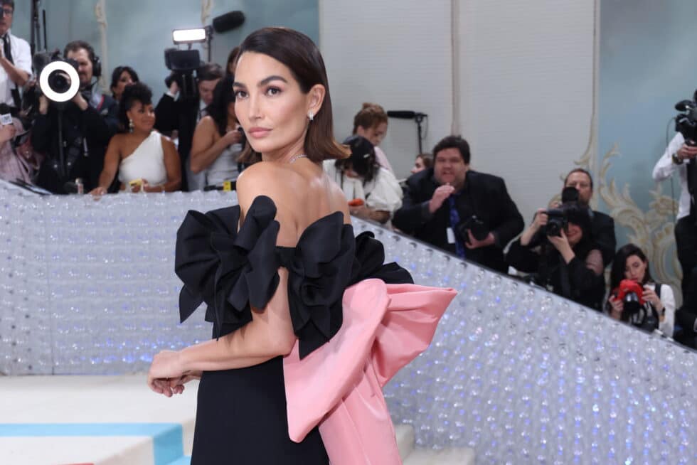 La modelo estadounidense Lily Aldridge llega a la alfombra para la Met Gala 2023