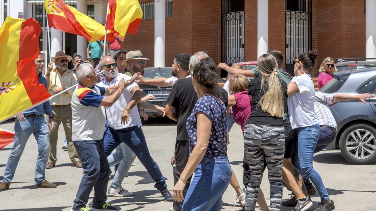 Militantes de Vox (i) y vecinos de la localidad sevillana de Marinaleda, un feudo del histórico líder jornalero Juan Manuel Sánchez Gordillo, este viernes tras un acto electoral de