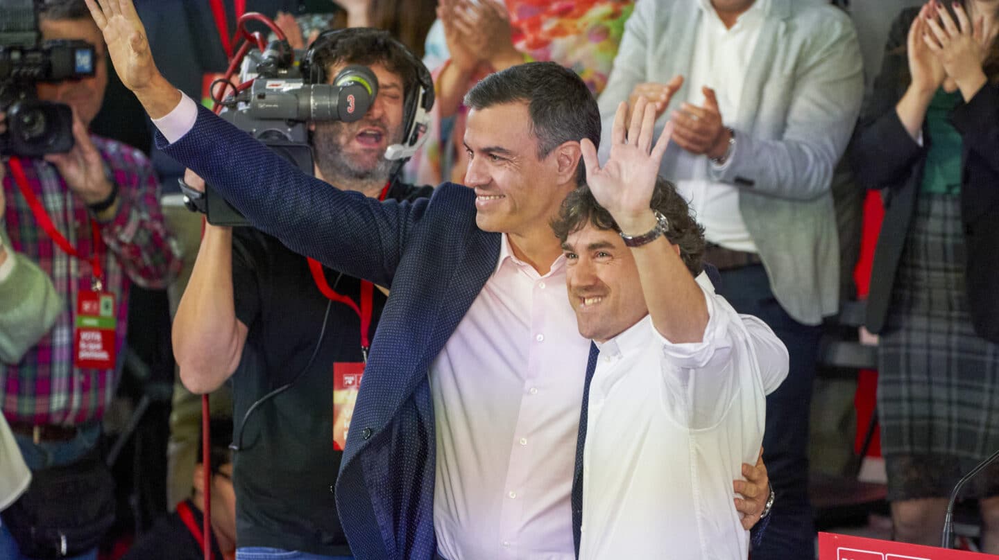 VITORIA, 15/05/2023.- El presidente del Gobierno y líder del PSOE, Pedro Sánchez (i), y el secretario general del PSE-EE, Eneko Andueza, participan en un acto electoral este lunes, en Vitoria. EFE/L. Rico