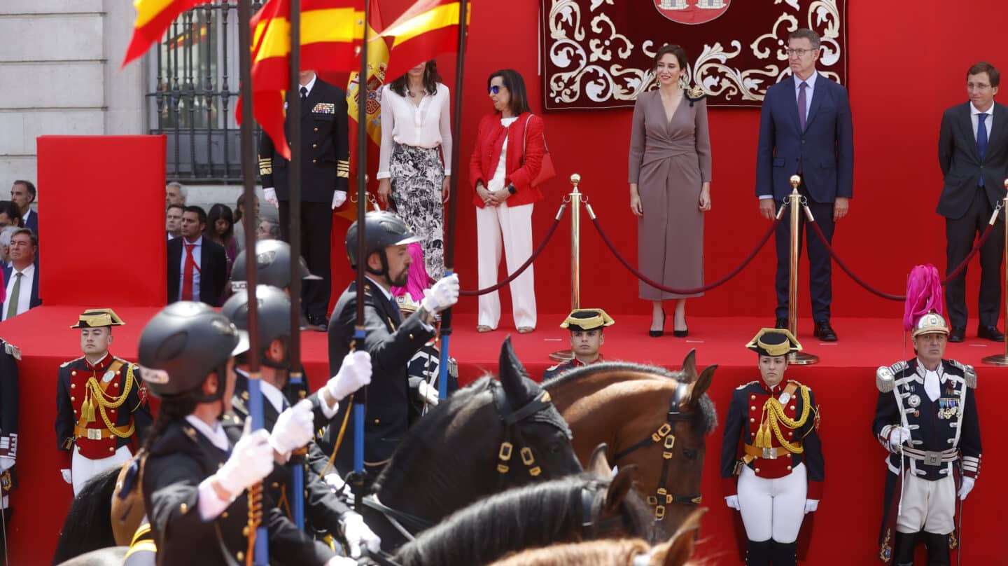 La presidenta de la Comunidad de Madrid, Isabel Díaz Ayuso (c), preside al acto cívico militar por el Dos de Mayo, junto a Alberto Núñez Feijóo, José Luis Martínez-Almeida y Margarita Robles, en el acto cívico-militar en la Puerta del Sol de la capital con motivo del Dos de Mayo.