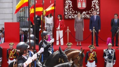 Ayuso impide a Bolaños subir a la tribuna del desfile del Dos de Mayo