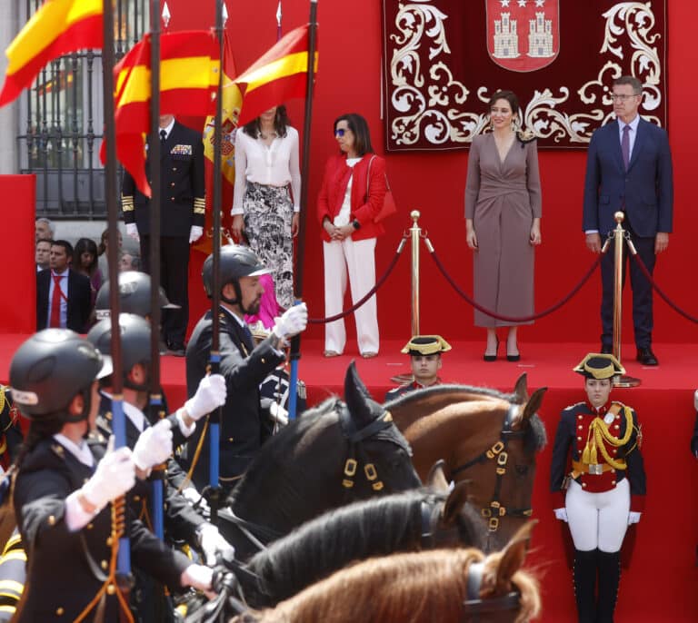 Ayuso impide a Bolaños subir a la tribuna del desfile del Dos de Mayo