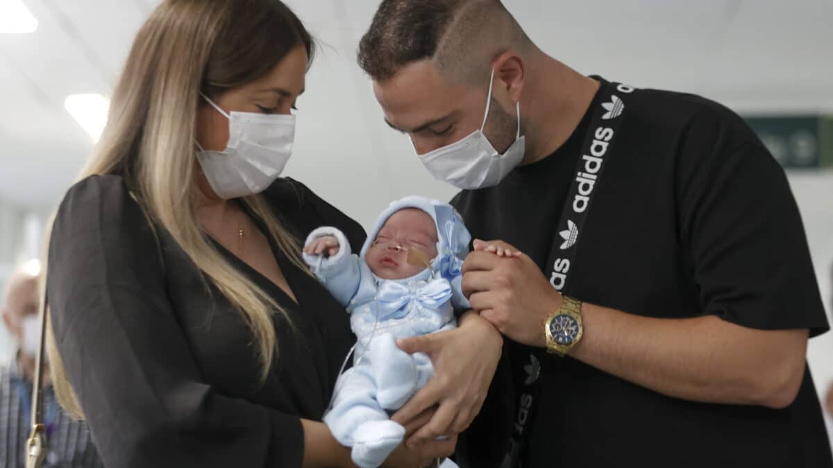 Tamara y Jesús posan con su hijo en el Hospital Clínic de Barcelona.