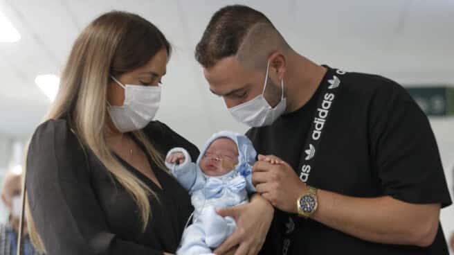 Tamara y Jesús posan con su hijo en el Hospital Clínic de Barcelona.