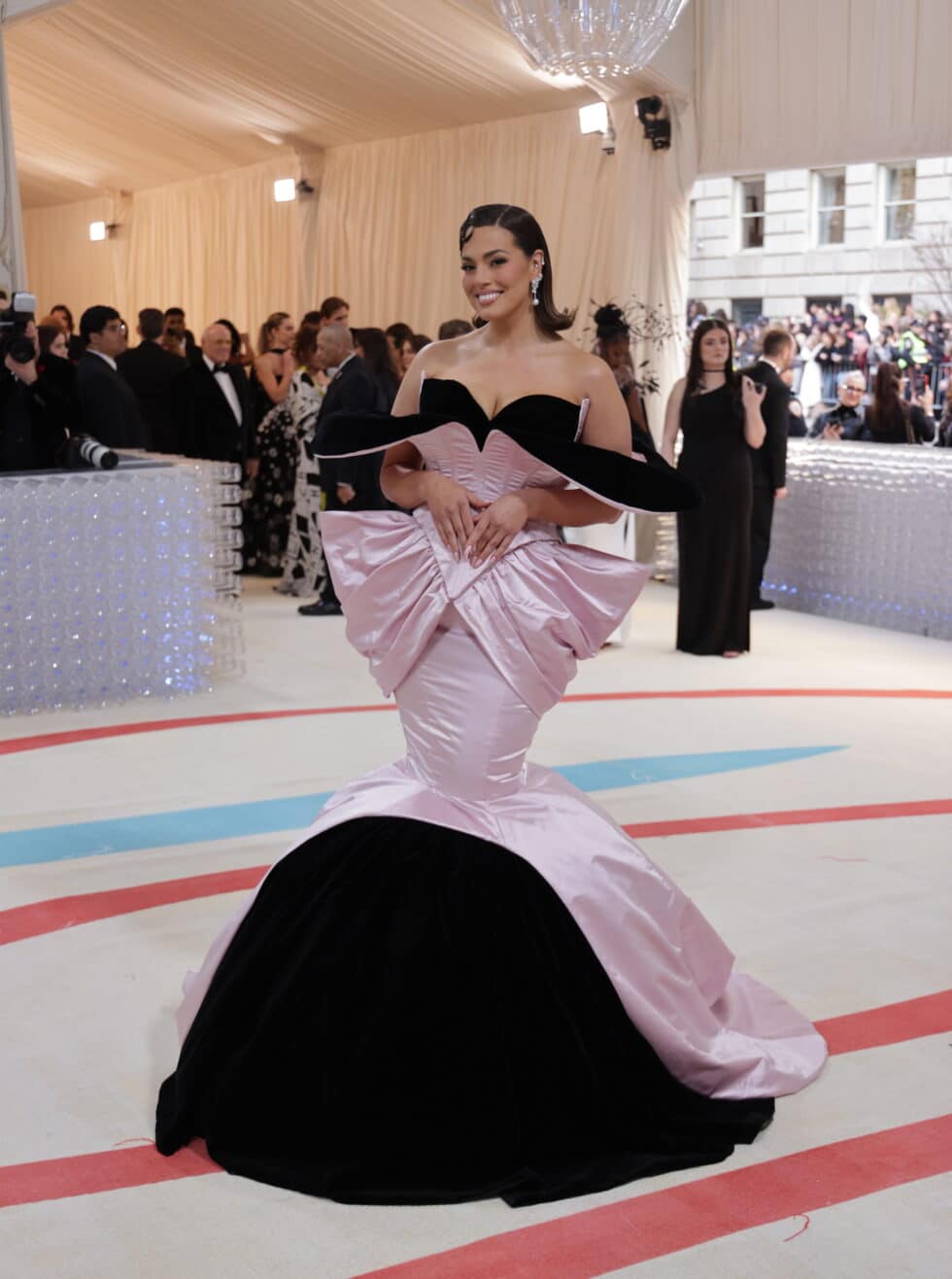 Ashley Graham llega a la alfombra para la Met Gala 2023