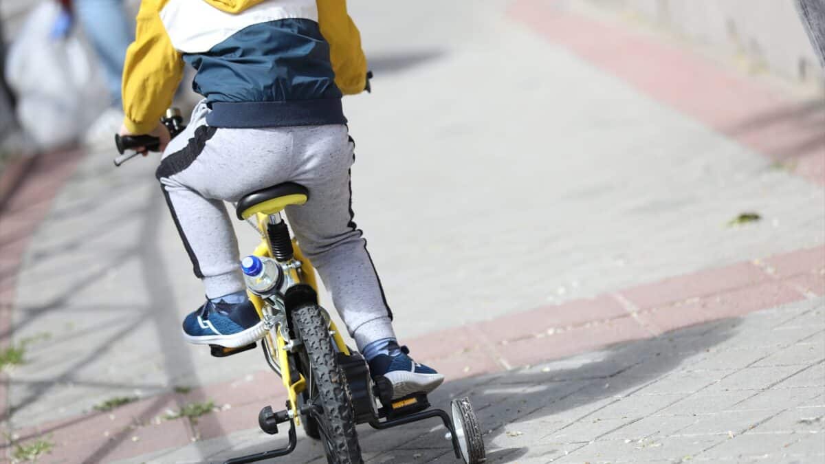 Un niño monta en bicicleta en Madrid durante el desconfinamiento por la crisis del coronavirus.
