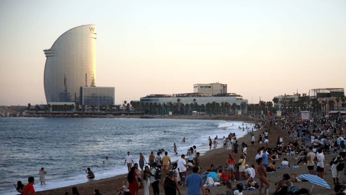 Dia festivo en Cataluña con su playa llena de gente disfrutando en mayo