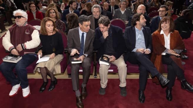 El director de cine Pedro Almodóvar; la cantante Ana Belén; el presidente del Gobierno, Pedro Sánchez; el escritor y director del Instituto Cervantes, Luis García Montero; el director del Ateneo de Madrid, Luis Arroyo y la presidenta del PSOE, Cristina Narbona, durante el homenaje a la escritora Almudena Grandes en el primer aniversario de su fallecimiento, en el Salón de actos del Ateneo