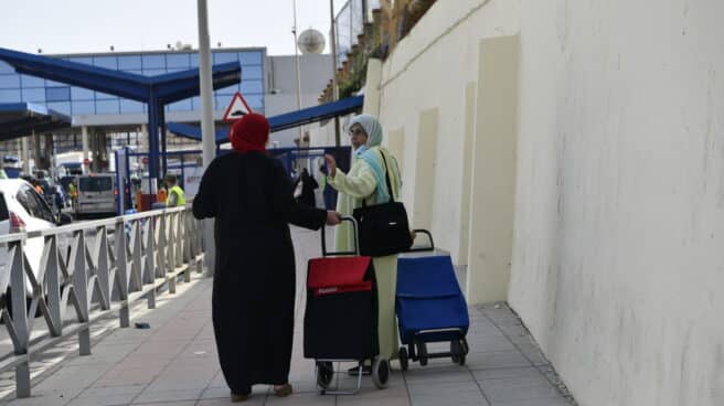 Rabat define a Ceuta y Melilla como "ciudades marroquíes" en una queja diplomática contra Bruselas Dos mujeres con carros en la zona de embolsamiento de Loma Colmenar para pasar por la frontera del Tarajal