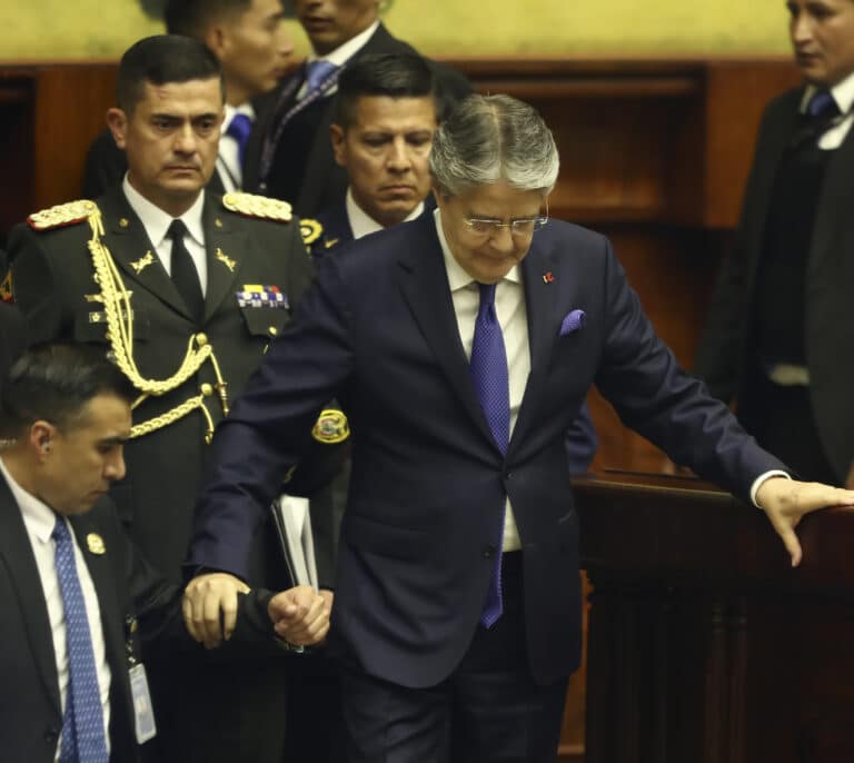 El presidente de Ecuador disuelve la Asamblea Nacional cuando afrontaba un juicio político