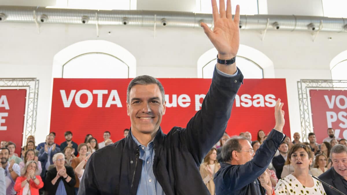 14/05/2023.- Puertollano (Ciudad Real).- El secretario general del PSOE y presidente del Gobierno, Pedro Sánchez (i); el presidente de Castilla-La Mancha y socialista candidato a la reelección, Emiliano García-Page (d); la ministra de Política Territorial y portavoz del Gobierno, Isabel Rodríguez (2d), y el alcalde de Puertollano y candidato a la reelección, Adolfo Muñiz (2i), participan en un acto público en Puertollano (Ciudad Real) este domingo. EFE/Jesús Monroy