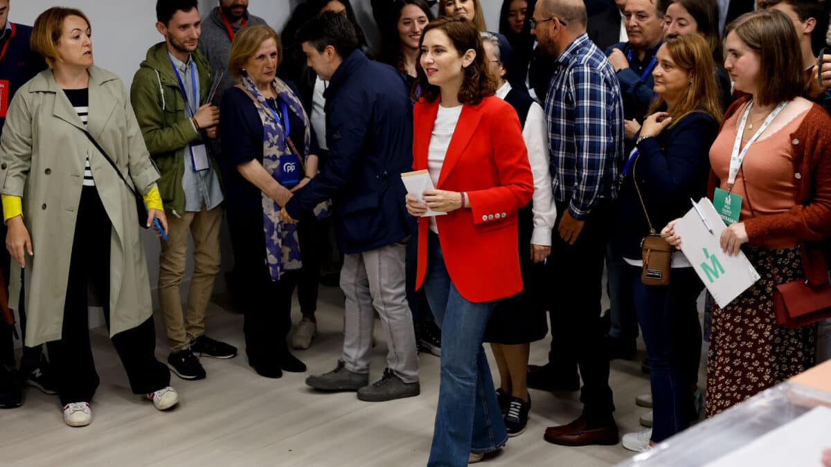 La presidenta de la Comunidad de Madrid y candidata del PP a la reelección, Isabel Díaz Ayuso antes de votar