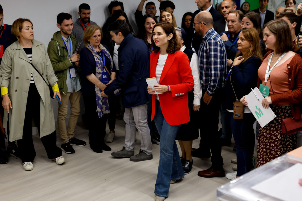 La presidenta de la Comunidad de Madrid y candidata del PP a la reelección, Isabel Díaz Ayuso antes de votar