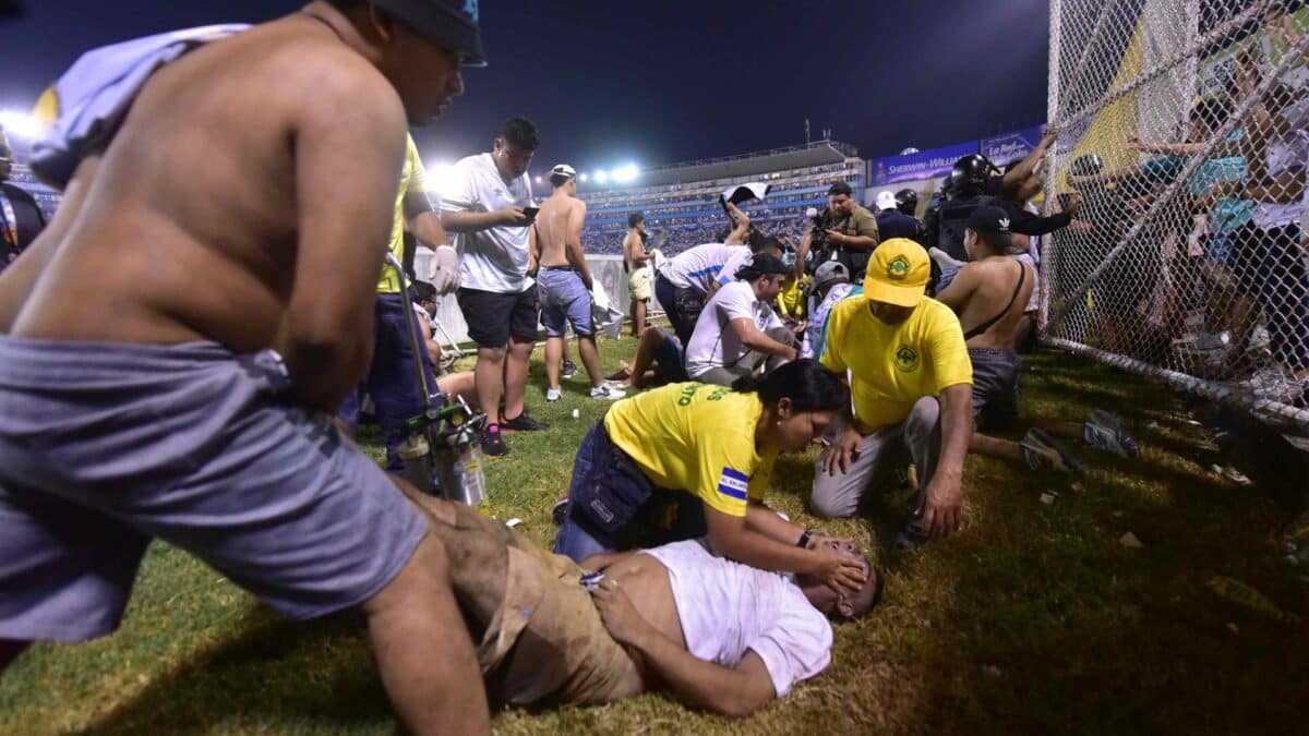 Tragedia en el fútbol: 12 muertos en El Salvador tras una estampida en un estadio