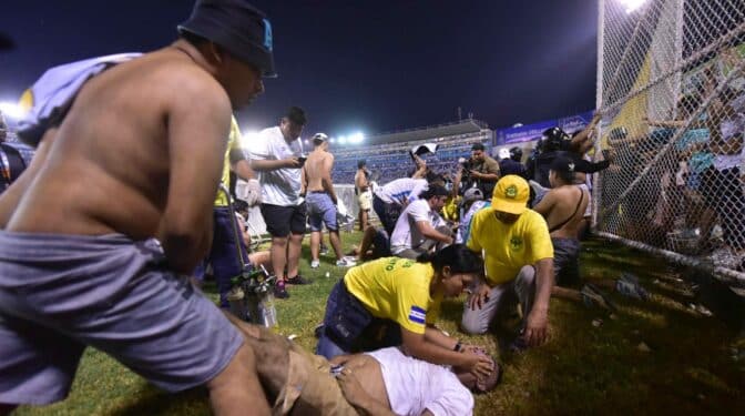 Tragedia en el fútbol: 12 muertos en El Salvador tras una estampida en un estadio
