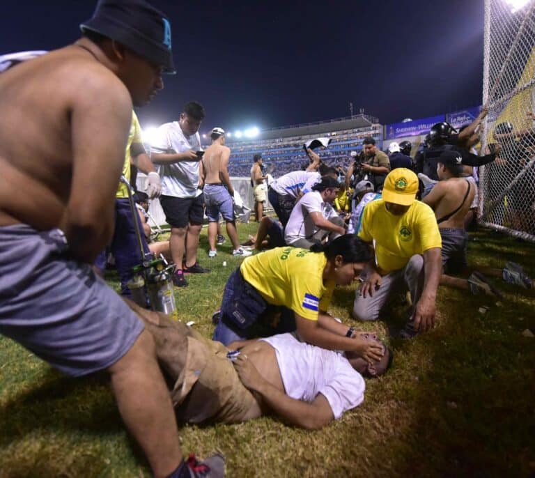 Tragedia en el fútbol: 12 muertos en El Salvador tras una estampida en un estadio