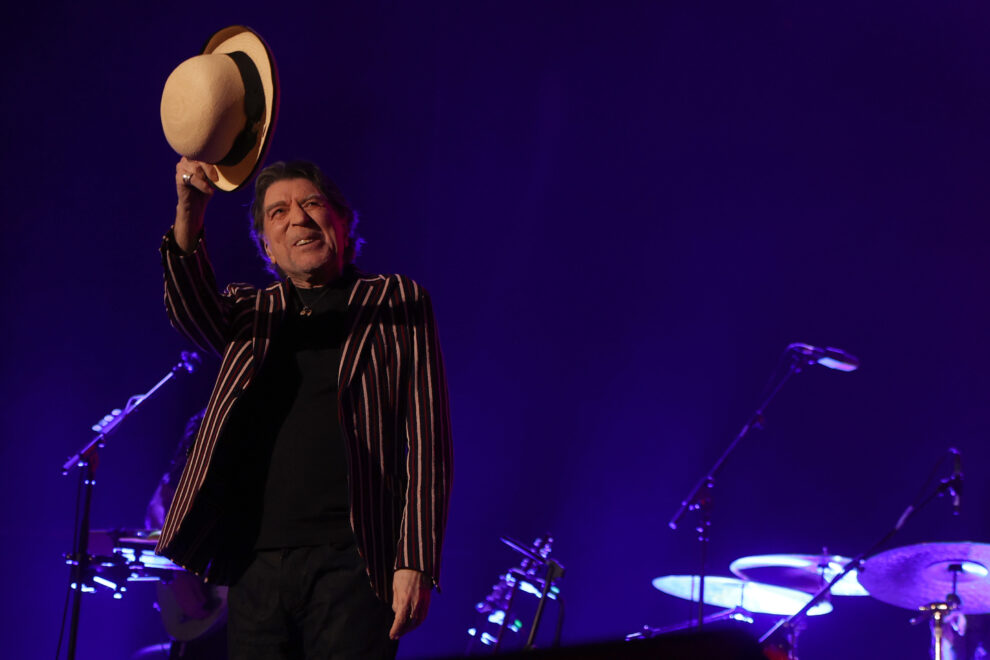 El cantante Joaquín Sabina durante su concierto de este martes en el Wizink Center de Madrid, dentro de su actual gira "Contra todo pronóstico".