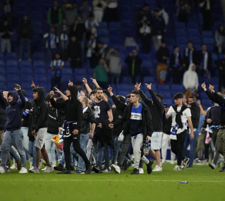 El PP expulsa de sus listas al ultra del Español que saltó al campo tras la victoria del Barça