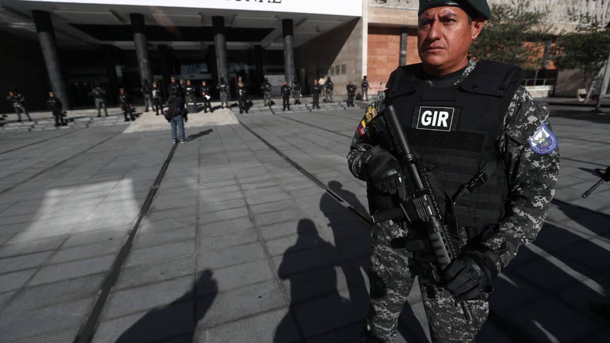 La policía custodia la Asamblea Nacional de Ecuador