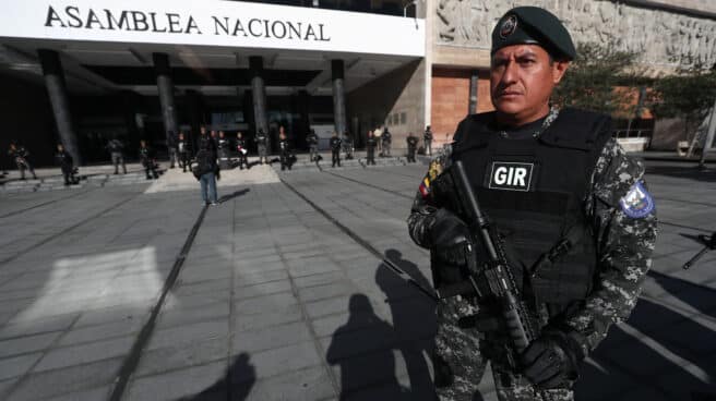 La policía custodia la Asamblea Nacional de Ecuador