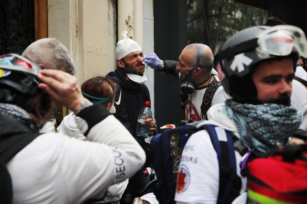  Un manifestante es tratado por un equipo médico callejero en la marcha anual del Primero de Mayo en París, Francia