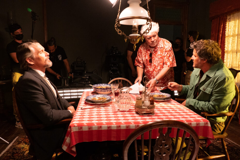 Pedro Almodóvar con Ethan Hawke y Pedro Pascal en el rodaje de 'Extraña forma de vida'
