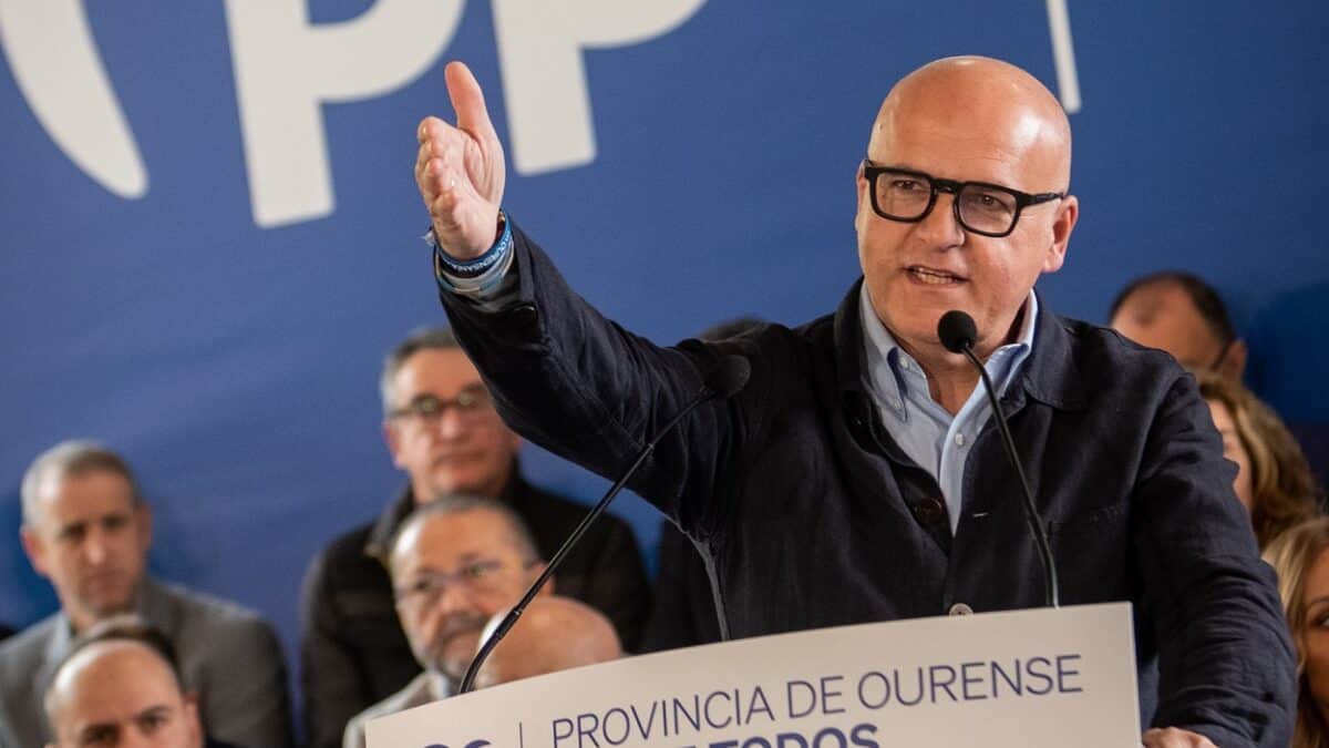 El presidente de PP de la provincia de Ourense, Manuel Baltar, interviene durante un acto del Partido Popular de Galicia, a 1 de abril de 2023, en Santa Cruz de Arrabaldo, Ourense, Galicia (España). El acto se celebra de cara a las próximas elecciones municipales y autonómicas del 28 de mayo.