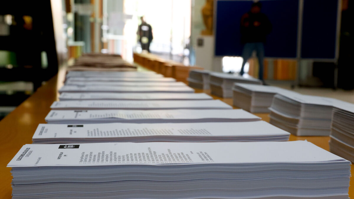 Vista de los preparativos en un colegio electoral de la localidad madrileña de Leganés, este sábado.