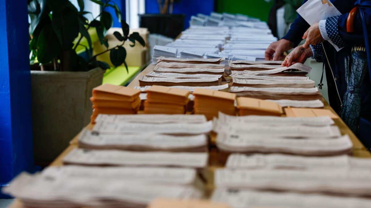 Votantes ejercen su derecho al voto en un colegio electoral