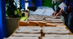 La policía identifica a una mujer con 102 sobres con votos del PSOE en un colegio electoral de Dos Hermanas
