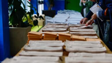 La policía identifica a una mujer con 102 sobres con votos del PSOE en un colegio electoral de Dos Hermanas