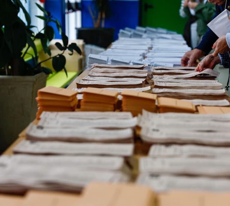 La policía identifica a una mujer con 102 sobres con votos del PSOE en un colegio electoral de Dos Hermanas