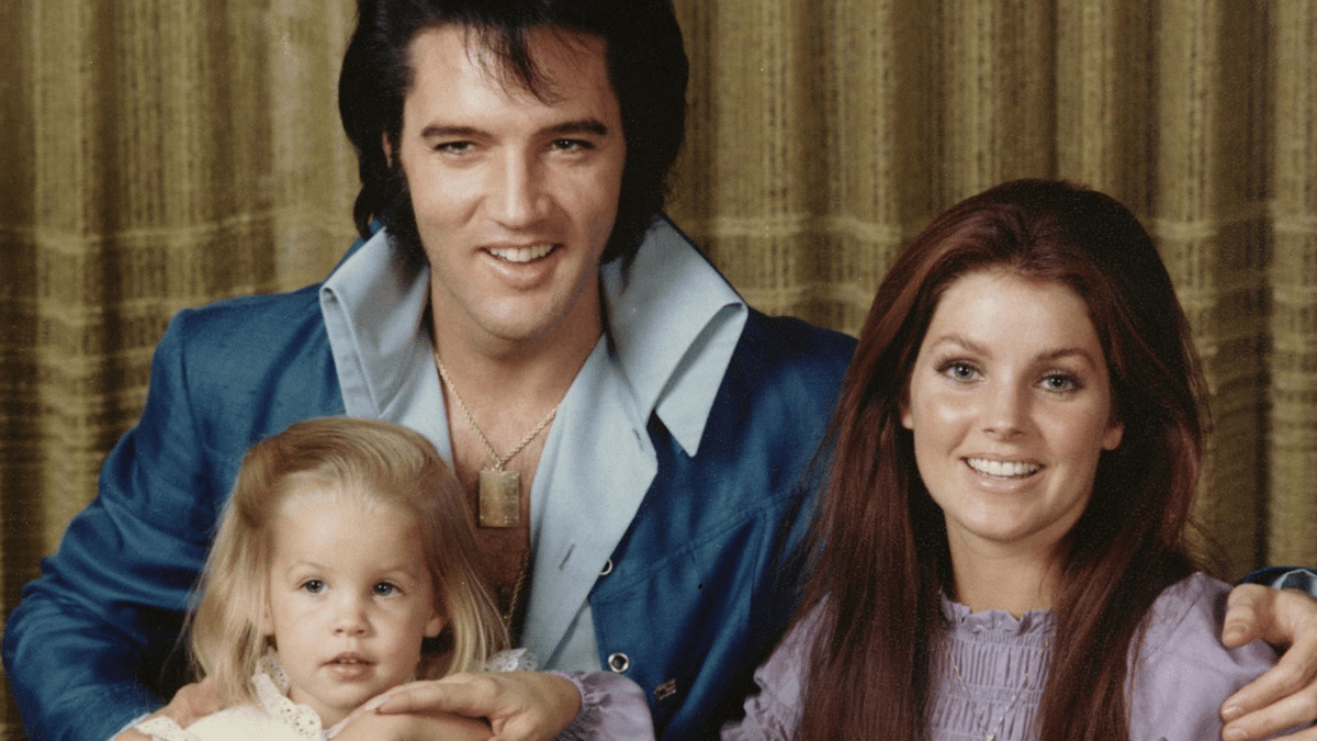 Una imagen de Elvis junto a Priscilla y Lisa Marie Presley