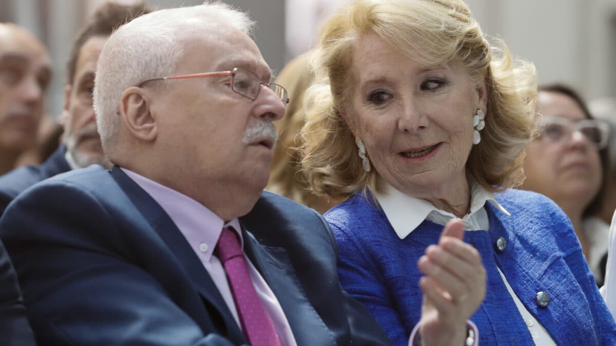 Los expresidentes madrileños Joaquín Leguina (i) y Esperanza Aguirre conversan durante el acto de entrega de las Medallas de Honor y de Madrid del Ayuntamiento con motivo de la festividad de San Isidro