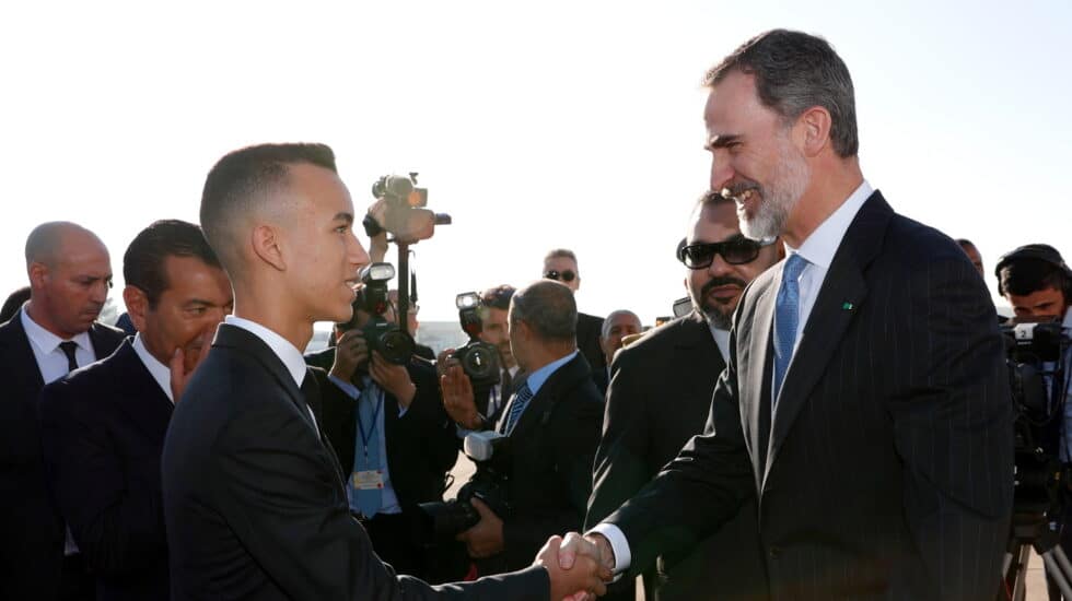 El Rey Felipe VI, saluda al Príncipe Heredero, Moulay Hassan, en 2019.