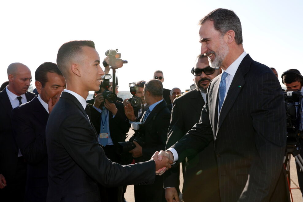 El Rey Felipe VI, saluda al Príncipe Heredero, Moulay Hassan, en 2019.