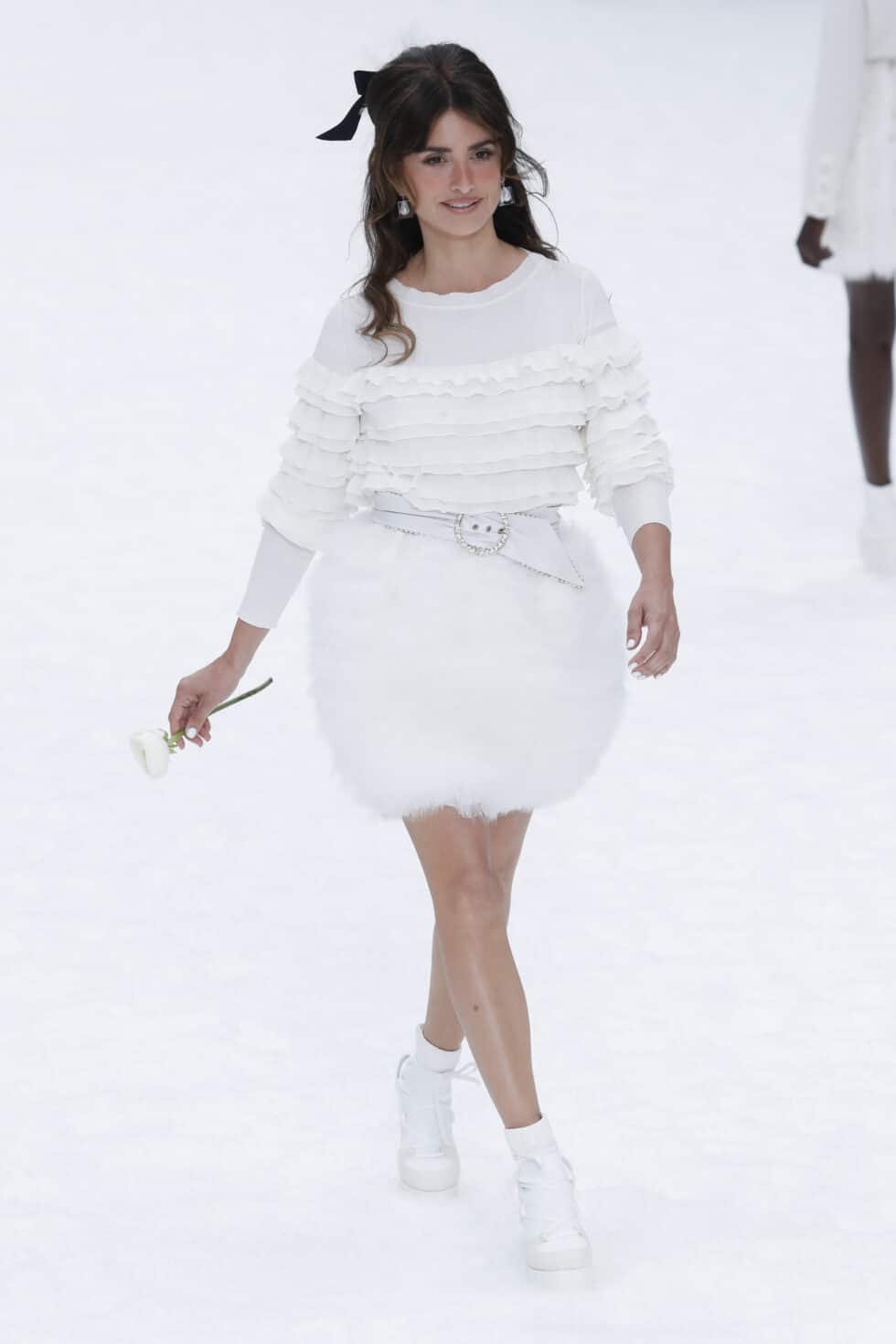 Francia, París: la actriz española Penélope Cruz viste una creación como toma la pasarela de la colección otoño-invierno 2019-2020 de Chanel como parte de la Semana de la moda de París 2019.