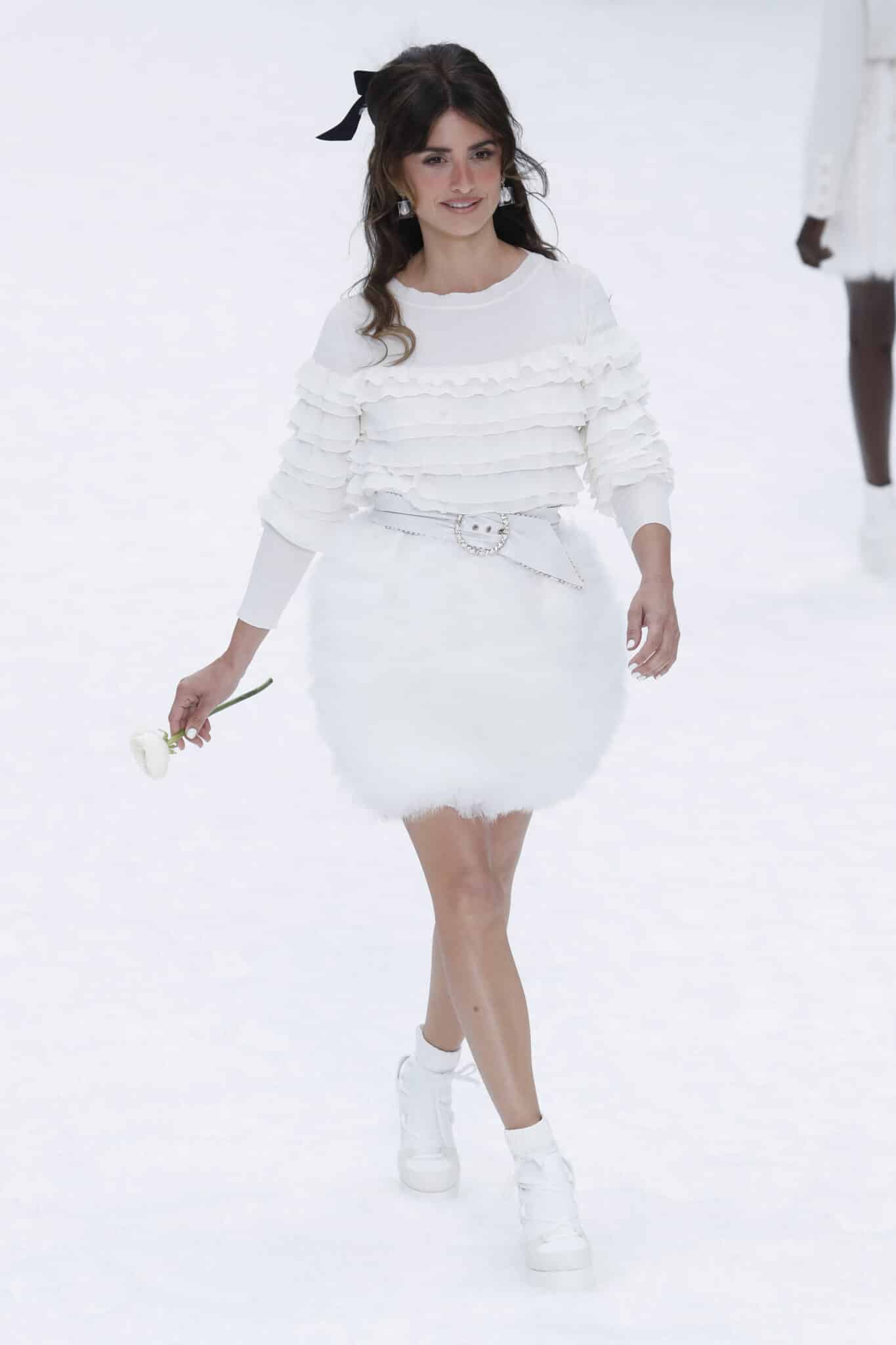 Francia, París: la actriz española Penélope Cruz viste una creación como toma la pasarela de la colección otoño-invierno 2019-2020 de Chanel como parte de la Semana de la moda de París 2019.